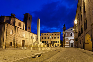 Fototapeta na wymiar Jesi, Piazza Federico II o zmierzchu