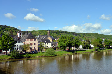 Fototapeta na wymiar Bernkastel-Wehlen, Moselle, Wehlener Zegar słoneczny, St Agatha