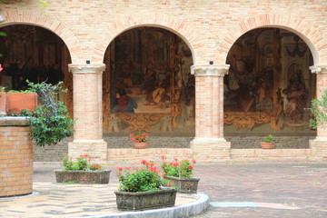 Fototapeta na wymiar Klasztor w Bazylice S. Mikołaja z Tolentino