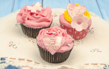 Cupcakes decorados con crema de mantequilla