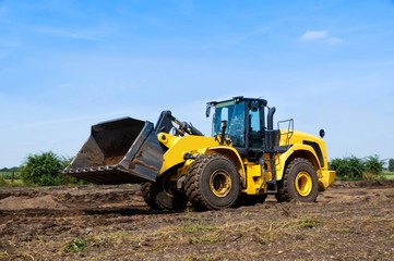 Radlader beim Auskoffern