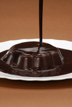 crema de chocolate sobre torta de chocolate.