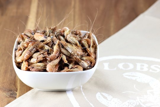 fangfrische Nordseekrabben in Keramikschale