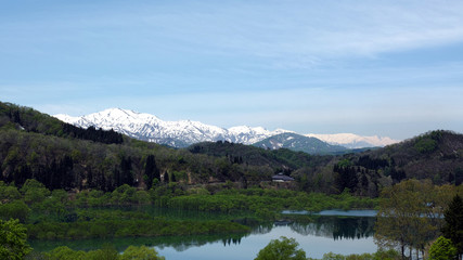 Fototapeta na wymiar 飯豊連峰と白川湖