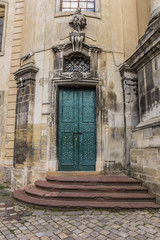 Fototapeta na wymiar Kroki i zielone drzwi kościoła w Lwowie