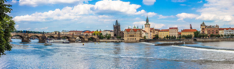 Fototapeta na wymiar Karlov lub Most Karola i rzeki Wełtawy w Pradze w lecie