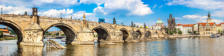 Karlov oder Karlsbrücke und Moldau in Prag im Sommer