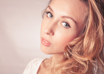 Naklejka premium face blonde studio shot