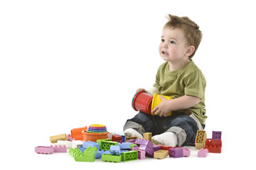 Kleinkind mit Spielzeug