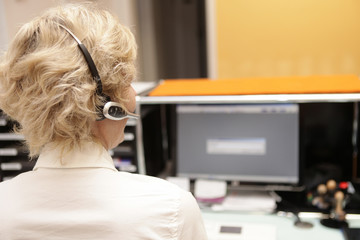 Bürofrau mit Headset Kundenservice