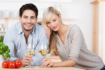 verliebtes paar trinkt wein in der k&uuml;che