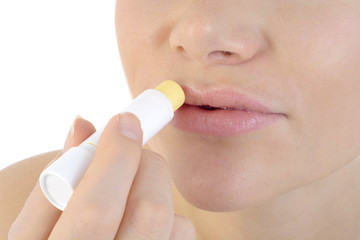 Frau mit Lippen-Pflegestift