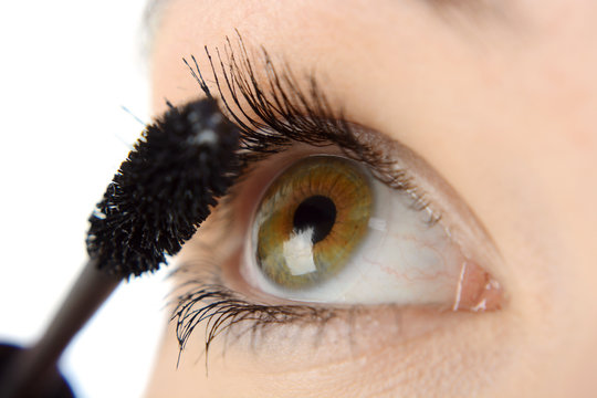 Junge Frau tr&auml;gt Mascara auf