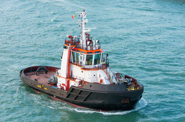 Tug boat alone cruising but not towing