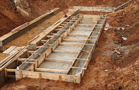 Construction of an industrial building foundation pit © ultrapro