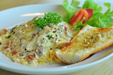 Spaghetti Carbonara with garlic bread