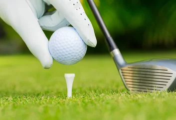 Photo sur Aluminium Golf Vue rapprochée de la balle de golf sur le tee sur le parcours de golf
