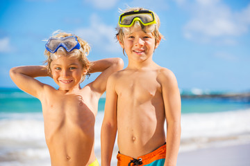 Obraz na płótnie Canvas Two young boys having fun on tropcial beach