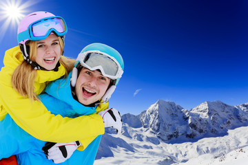 Fototapeta na wymiar Ski and fun, young couple enjoying winter holiday