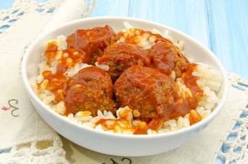 Guiso de albondigas con arroz y salsa de tomate frito