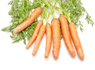 Zanahorias sobre fondo blanco