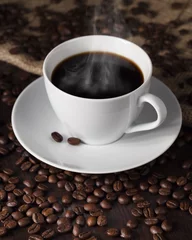 Deurstickers Koffie Rokend kopje koffie en koffiebonen eromheen