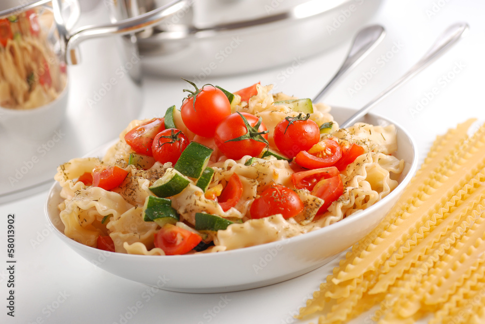 Wall mural pasta con pomodorini e zucchine sul tavolo bianco