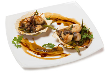 Scallops with asparagus and mushrooms