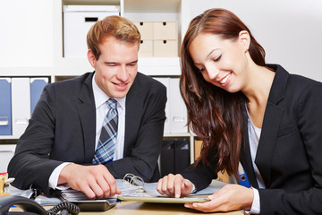 Geschäftsleute schauen auf Tablet PC