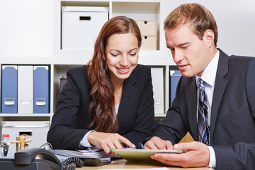 Geschäftsleute mit Tablet Computer im Büro