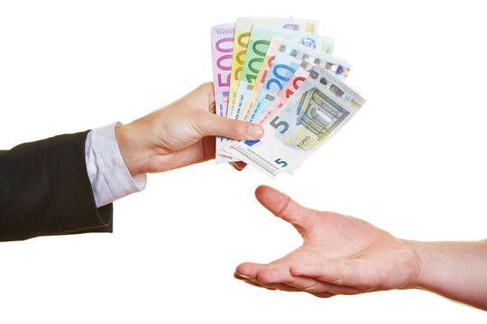Geldscheine auf die Hand geben