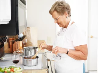 Crédence de cuisine en verre imprimé Cuisinier grand-mère cuisine dans la cuisine
