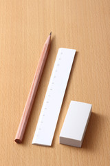 鉛筆と消しゴムと定規