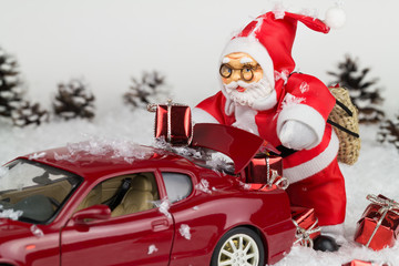 Nikolaus mit Auto und Geschenken