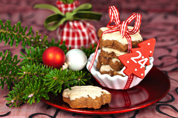 Nikolausteller mit Zimtsternen und Überraschungssäckchen