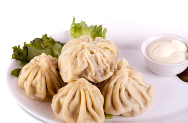 хинкали вареные на тарелке