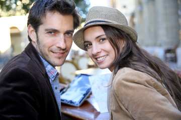 Obraz premium Couple of tourists sitting at coffee shop table