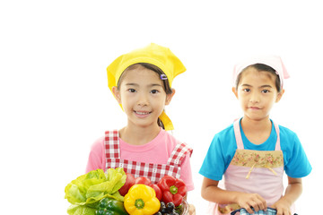 料理を楽しむ女の子