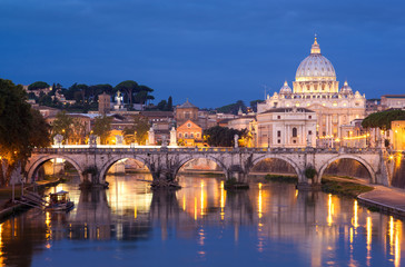 Fototapeta na wymiar St Anioł Bridge i Bazylika Świętego Piotra, Rzym