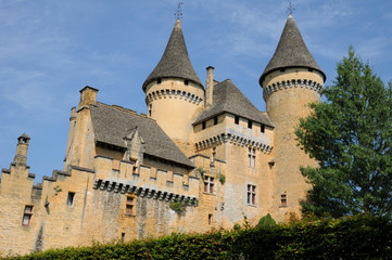 Fototapeta na wymiar Francja, malowniczy zamek Puymartin w Dordogne