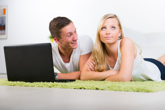 junge frau liegt beleidigt neben ihrem partner