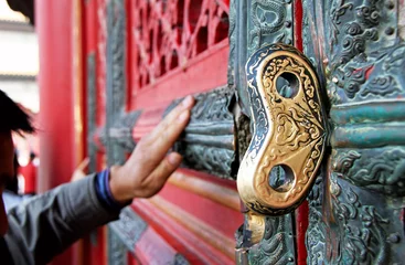 Foto op Plexiglas Golden key in the door of a Chinese temple. © kiwisoul