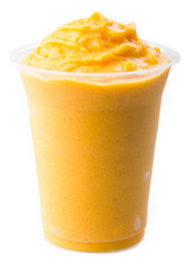 yaourt à la mangue, milk-shake isolé sur blanc