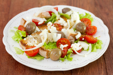 vegetable salad on plate