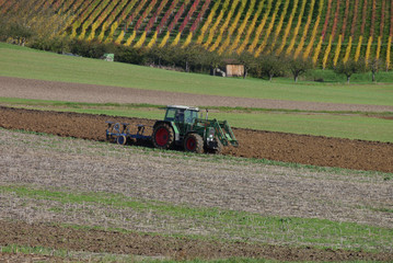 Obraz premium feldarbeiten im herbst