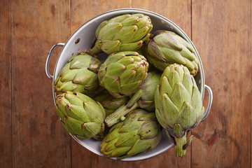 Obraz premium Raw pile of artichokes on colander