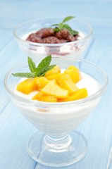 Yogur con frutas en almibar
