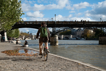 premenade en bord de Seine à Paris