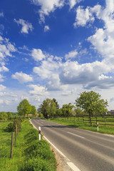 Landstraße im Sommer