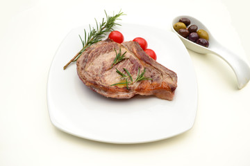 Rindersteak mit Oliven, Tomaten und Rosmarin